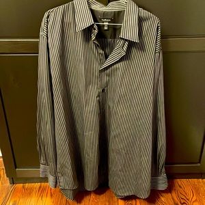 Mens van Heusen collared shirt. Black with white pinstripes. Size xl 17-17.5